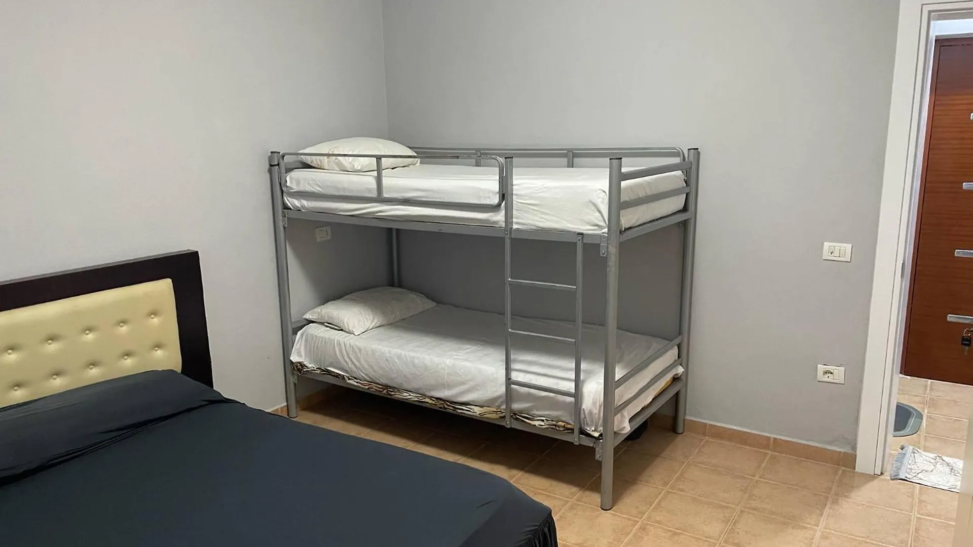 Golem Guesthouse אלבניה